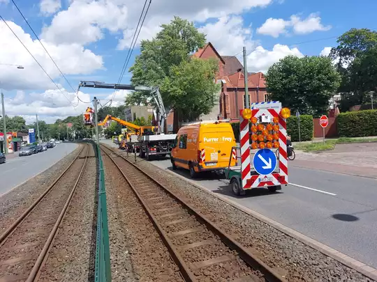 Wechsel der Ausleger für Bahnoberleitungen