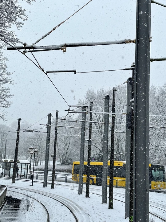 Oberleitungsanlage im Schnee